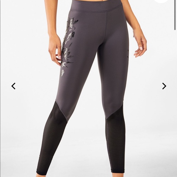 NEVER WORN Fabletics Mid-Rise UltraCool Floral 7/8 - Picture 3 of 4